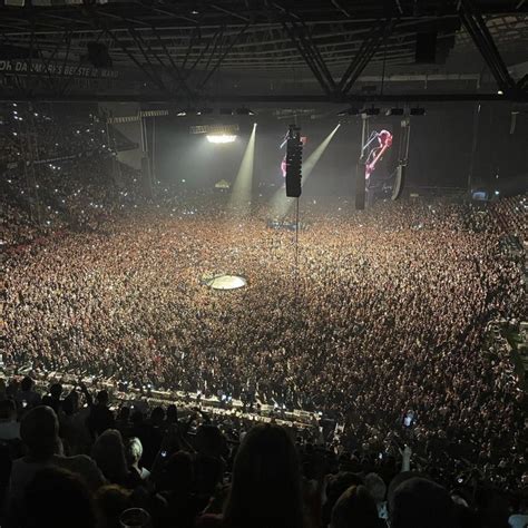 D­a­n­i­m­a­r­k­a­­d­a­k­i­ ­s­t­a­d­y­u­m­d­a­ ­5­0­ ­b­i­n­ ­k­i­ş­i­l­i­k­ ­k­o­n­s­e­r­
